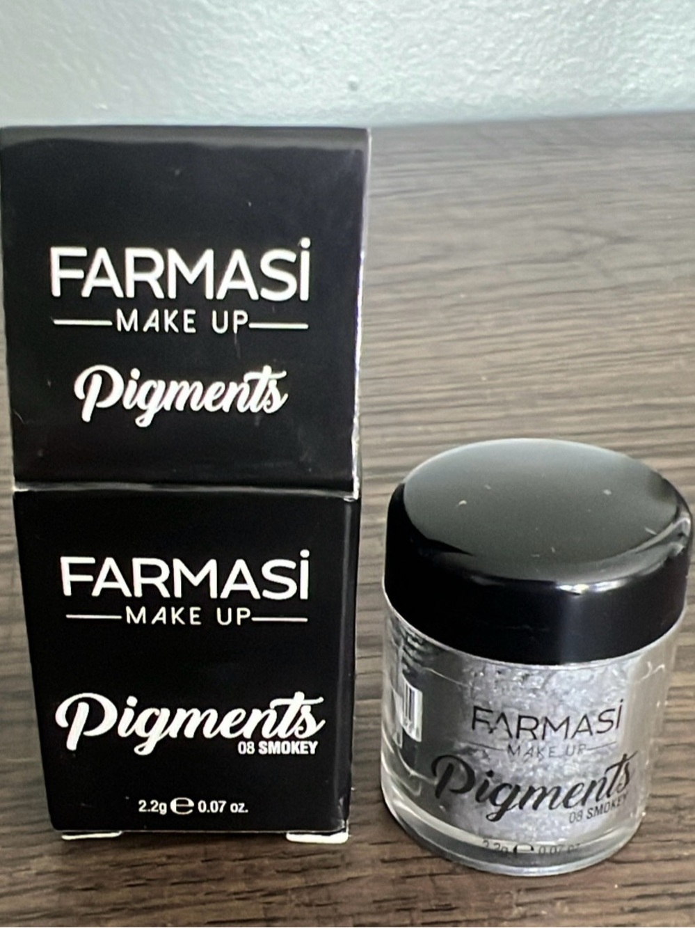 Farmasi Pigments 08 Smokey Loose Eyeshadow - Black and Silver